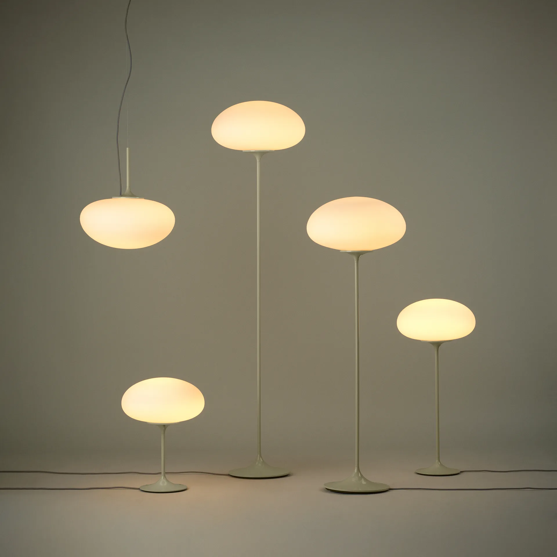 Stemlite gulvlampe 150 cm, Pebble Grey GUBI