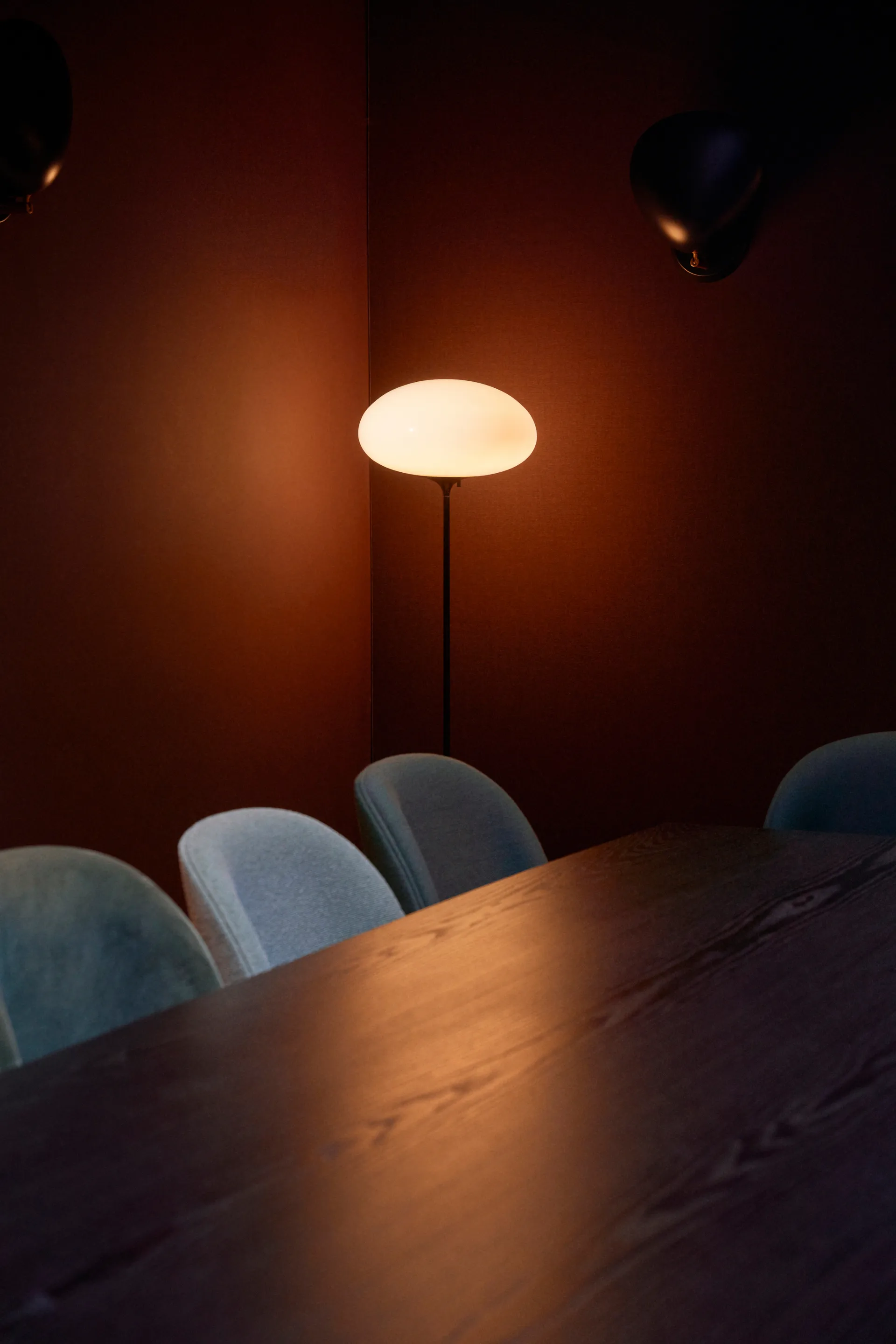 Stemlite gulvlampe, Black chrome-opalglass, 110 cm GUBI