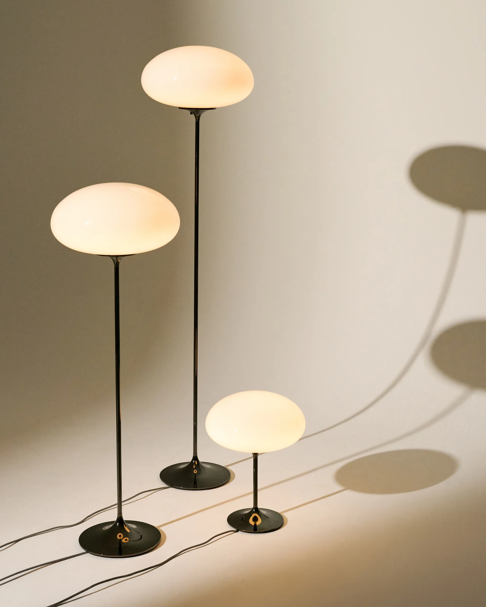 Stemlite gulvlampe, Black chrome-opalglass, 110 cm GUBI
