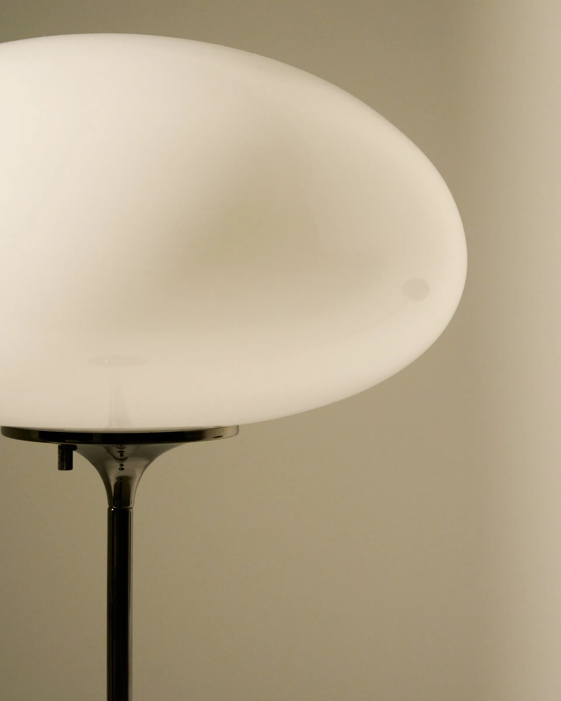 Stemlite gulvlampe, Black chrome-opalglass, 150 cm GUBI
