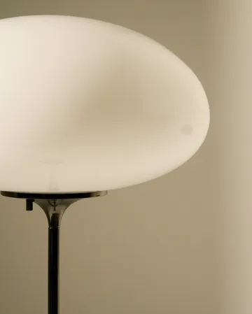 Stemlite gulvlampe - Black chrome-opalglass, 150 cm - GUBI