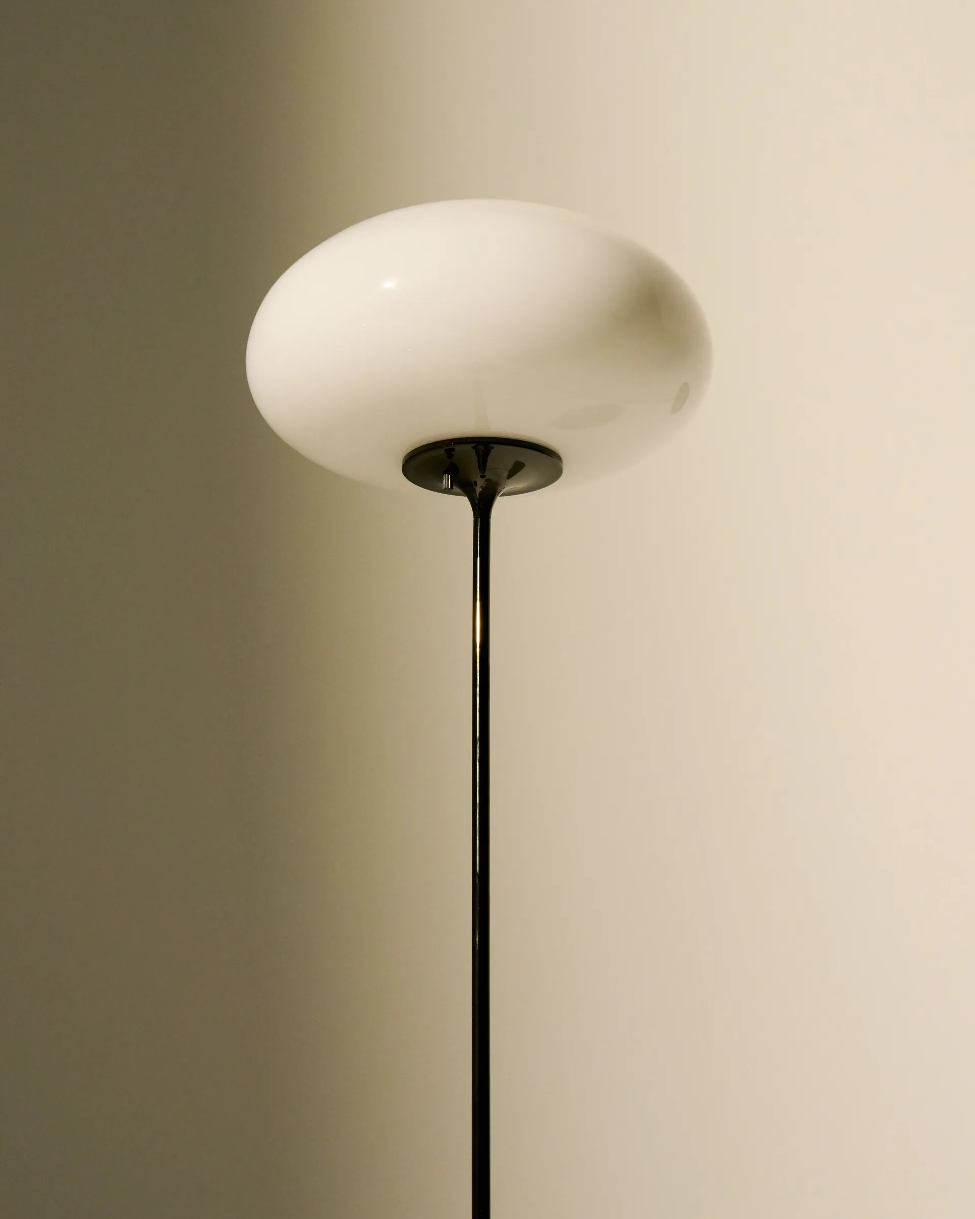 Stemlite gulvlampe, Black chrome-opalglass, 150 cm GUBI