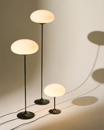 Stemlite gulvlampe - Black red-opalglass, 150 cm - GUBI