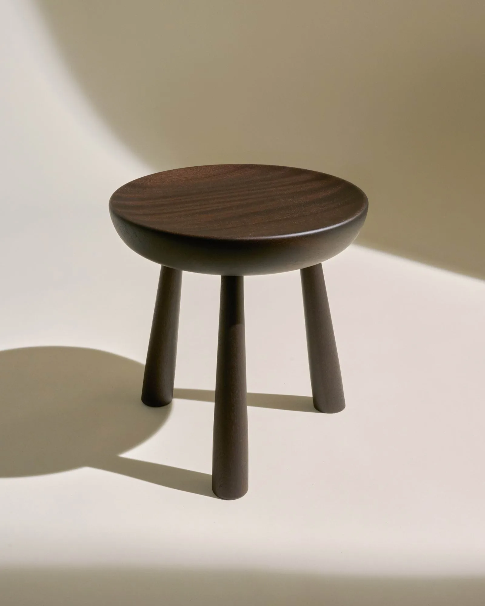 Totto rund krakk, Dark stained lacquered sapelli, Ø31x32,6 cm GUBI