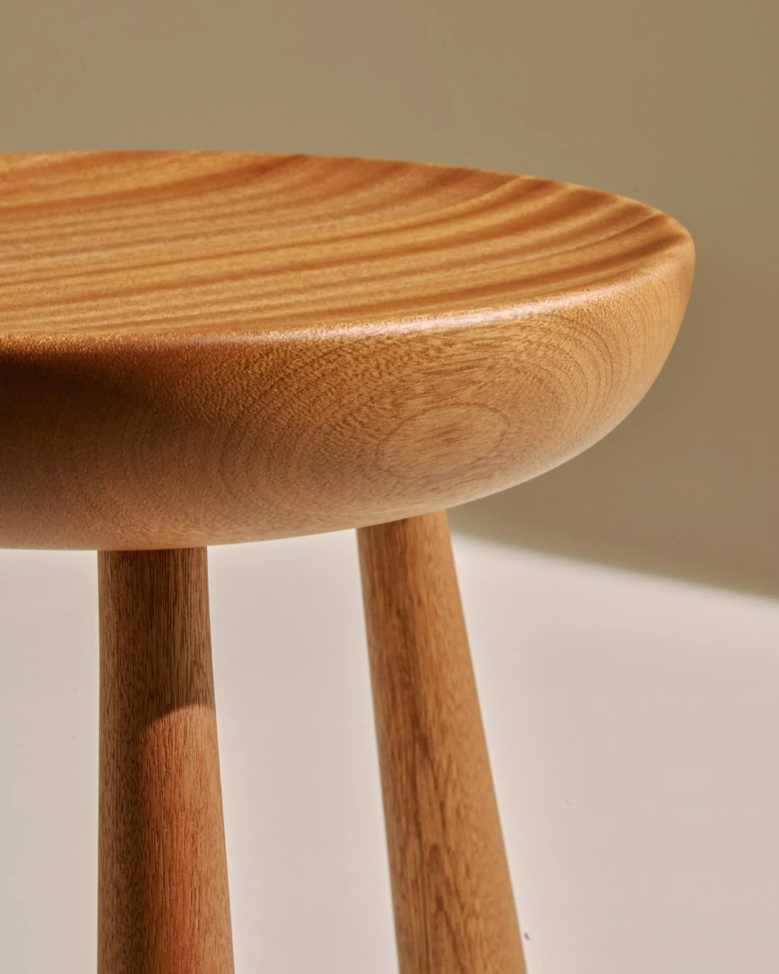 Totto rund krakk, Lacquered sapelli, Ø31x32,6 cm GUBI
