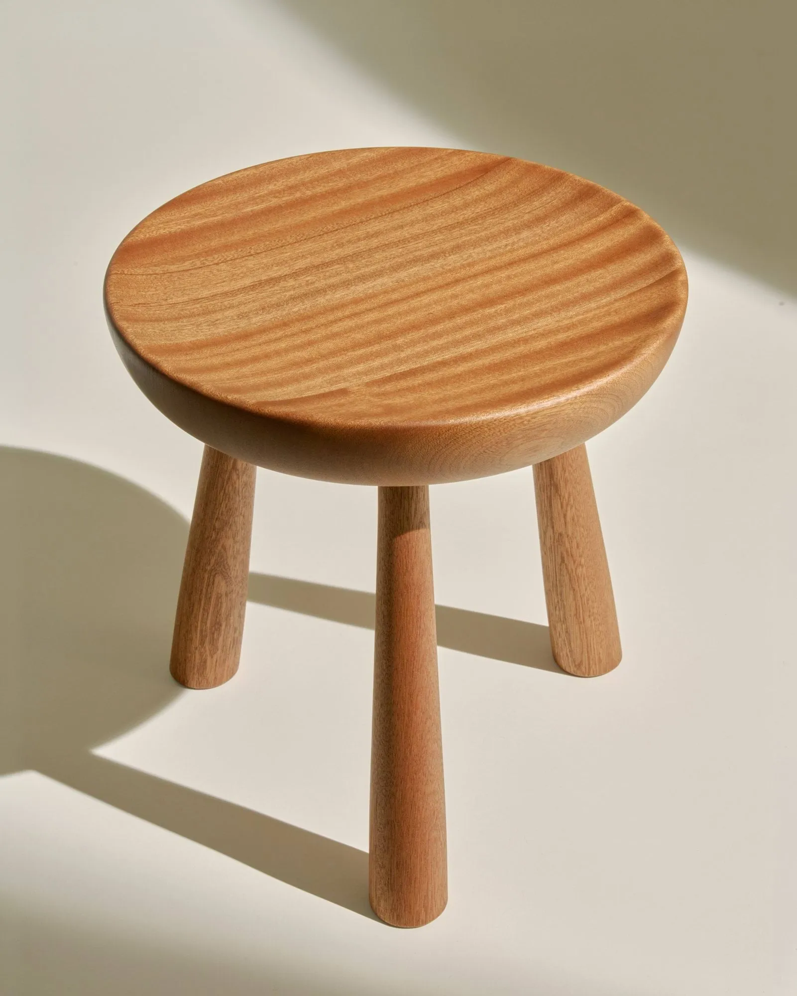 Totto rund krakk, Lacquered sapelli, Ø31x32,6 cm GUBI