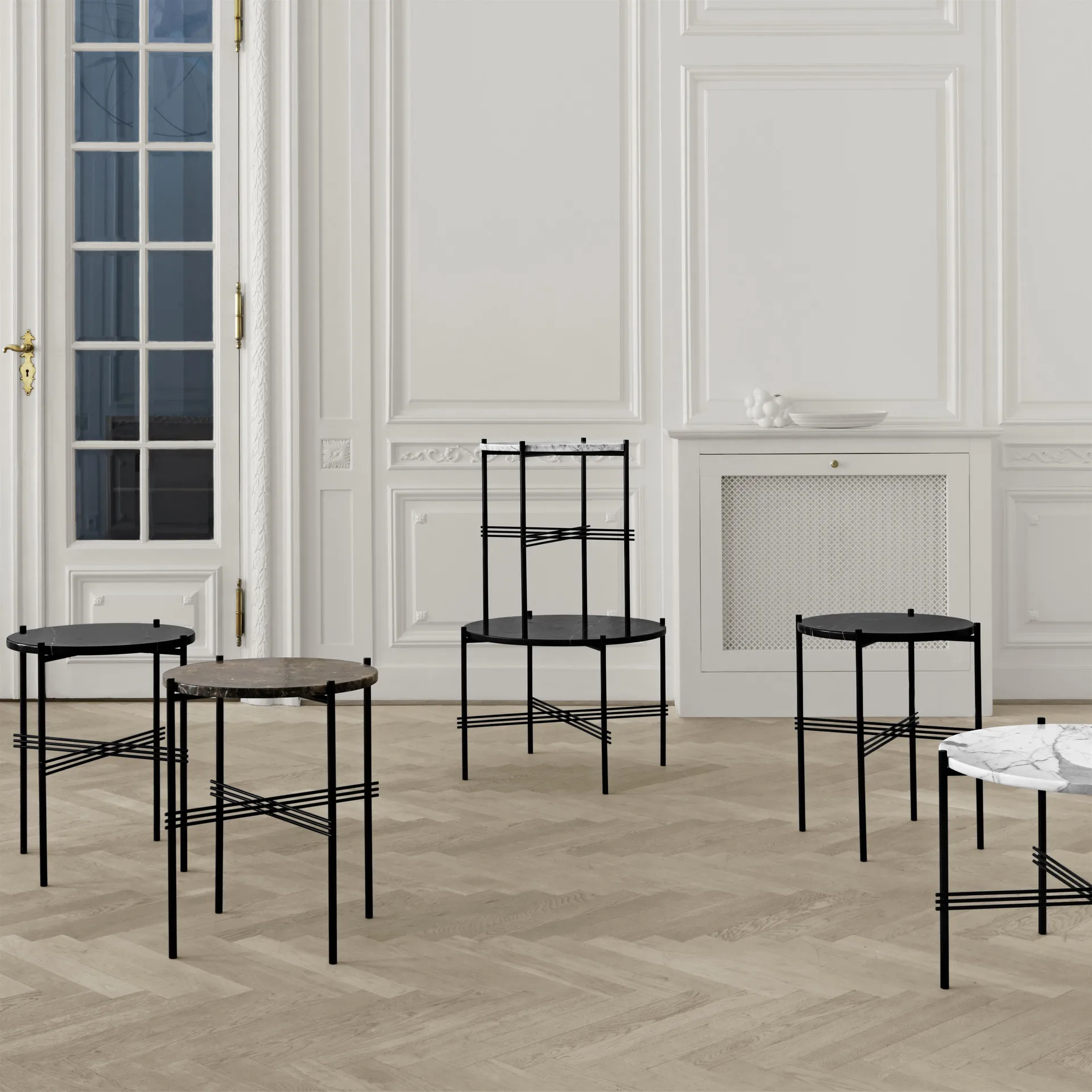 TS bord svarte bein Ø 40 cm, svart marmor GUBI