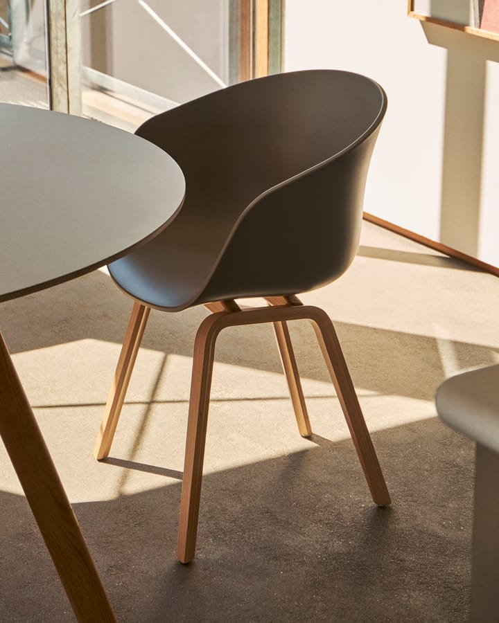 About a Chair 22 stol 2.0, Khaki-lakkert eikstativ HAY