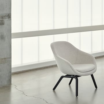 About a Lounge 83 lounge-stol - Tyg black dark brown melange-såpet eikben - HAY