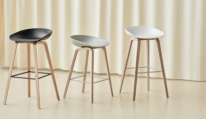 About a Stool 32 High barstol lakkert eikstativ 2.0, Hvit-rustfritt stålfeste HAY