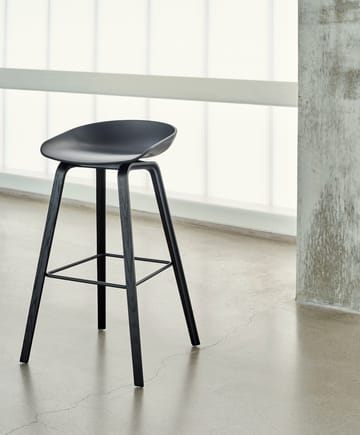 About a Stool 32 High barstol svart ek-stativ 2.0 - Svart-svart stålstøtte - HAY