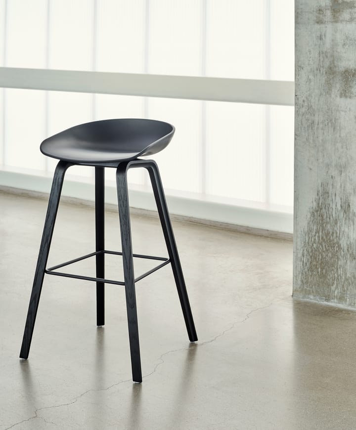 About a Stool 32 High barstol svart ek-stativ 2.0, Svart-svart stålstøtte HAY