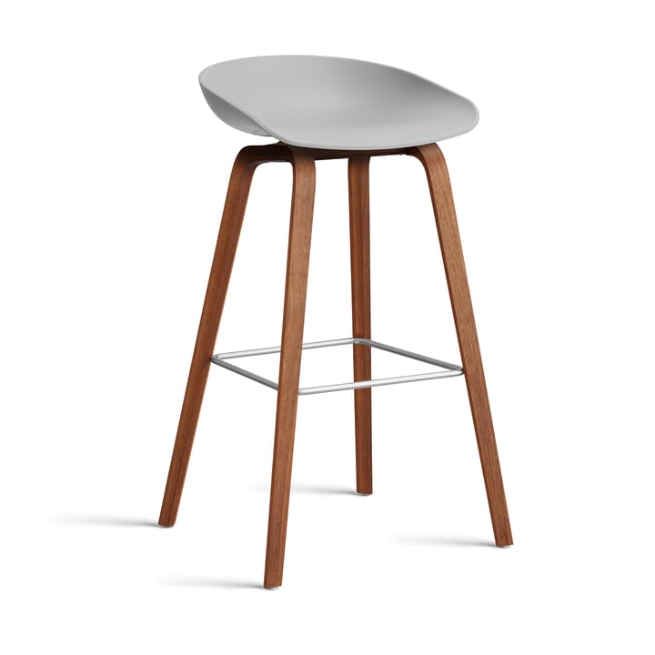 About a Stool 32 High barstol valnøttstativ 2.0 - Concrete grey-rustfritt stålfeste - HAY