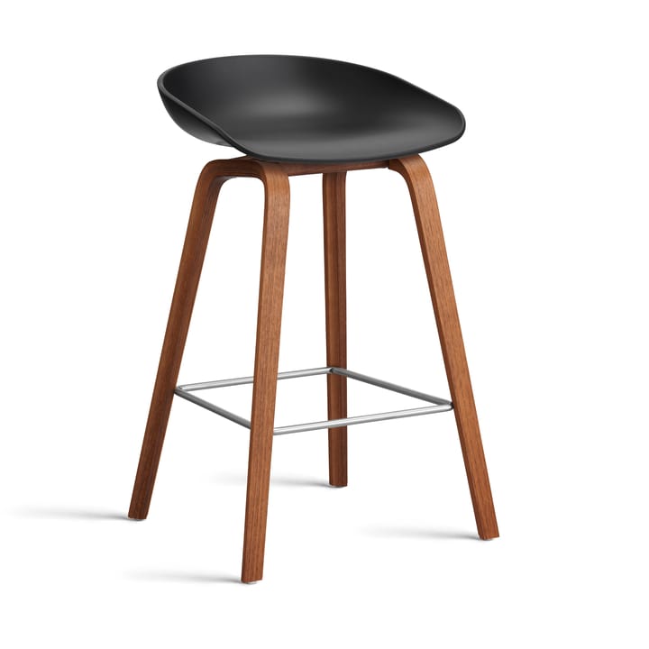 About a Stool 32 Low barstol valnøttstativ 2.0 - Svart-rustfritt stålfeste - HAY