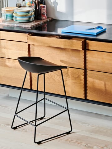 About a Stool 38 Low barstol 2.0 - Svart-svart stål stativ - HAY