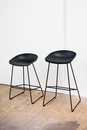 About a Stool 38 Low barstol 2.0 - Svart-svart stål stativ - HAY