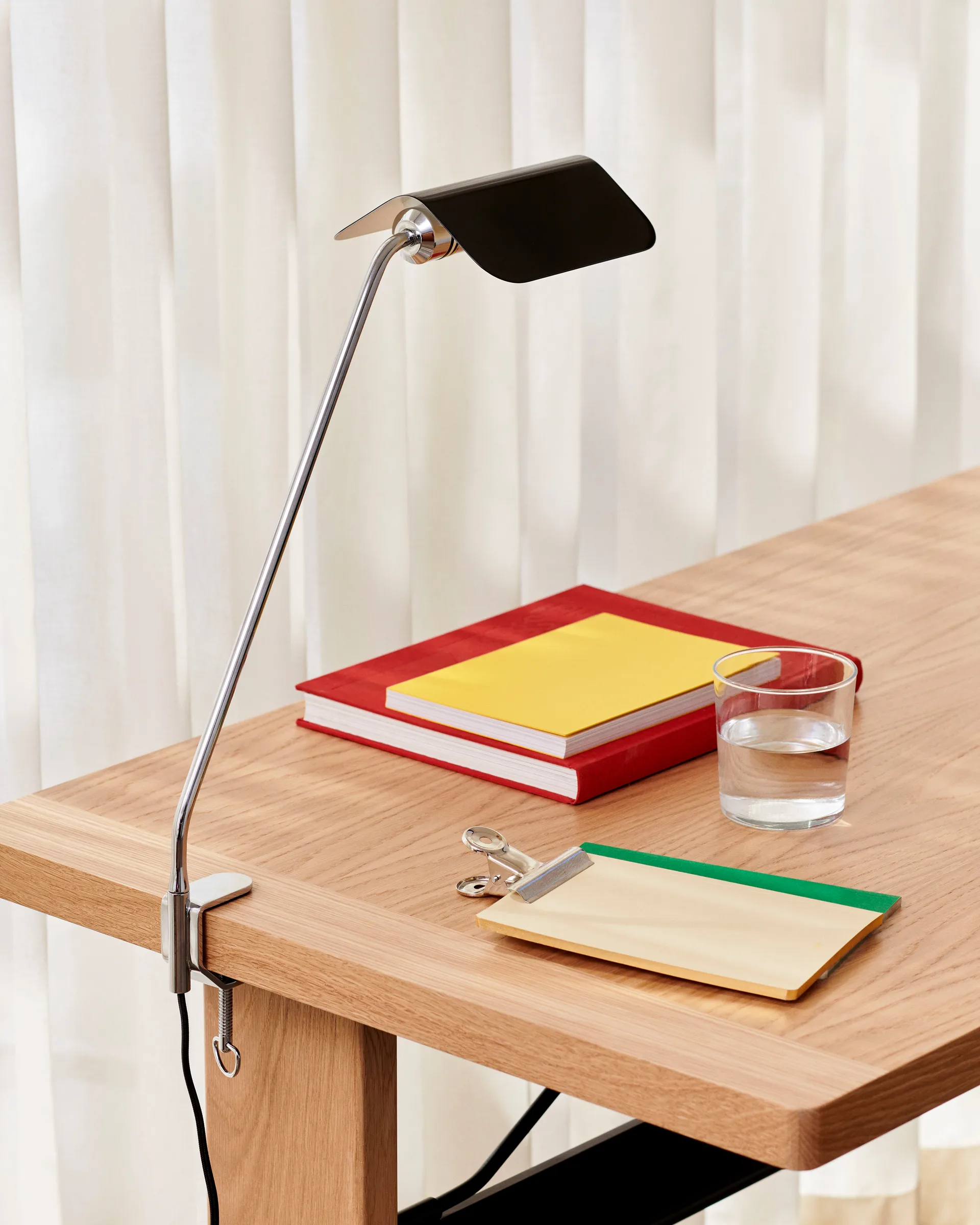 Apex Clip skrivebordslampe, Iron black HAY