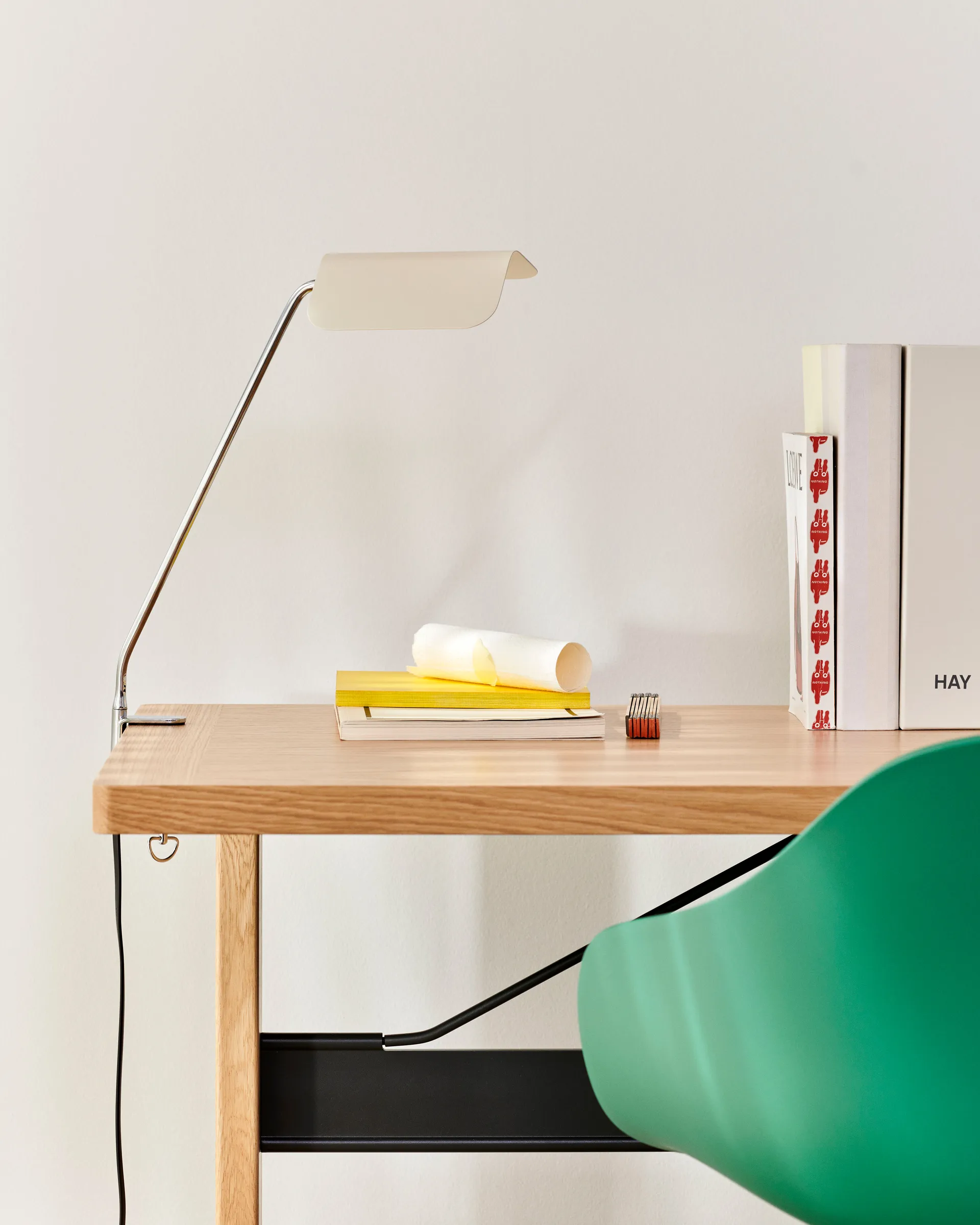 Apex Clip skrivebordslampe, Oyster white HAY