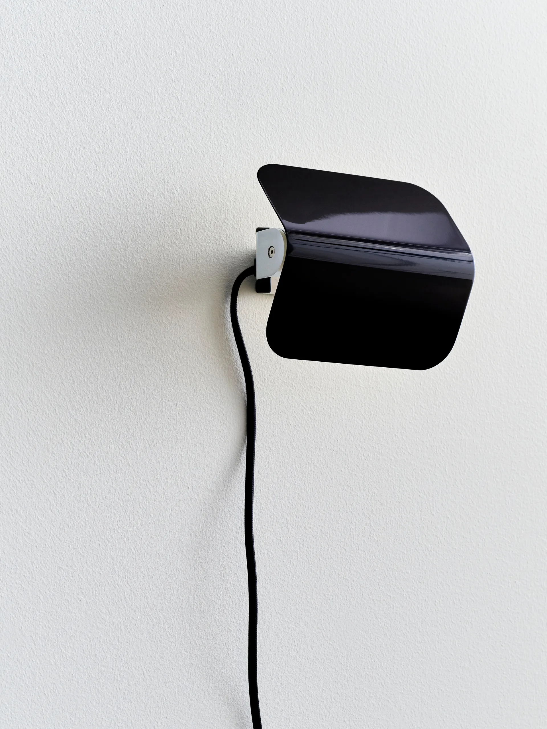 Apex vegglampe, Iron black HAY