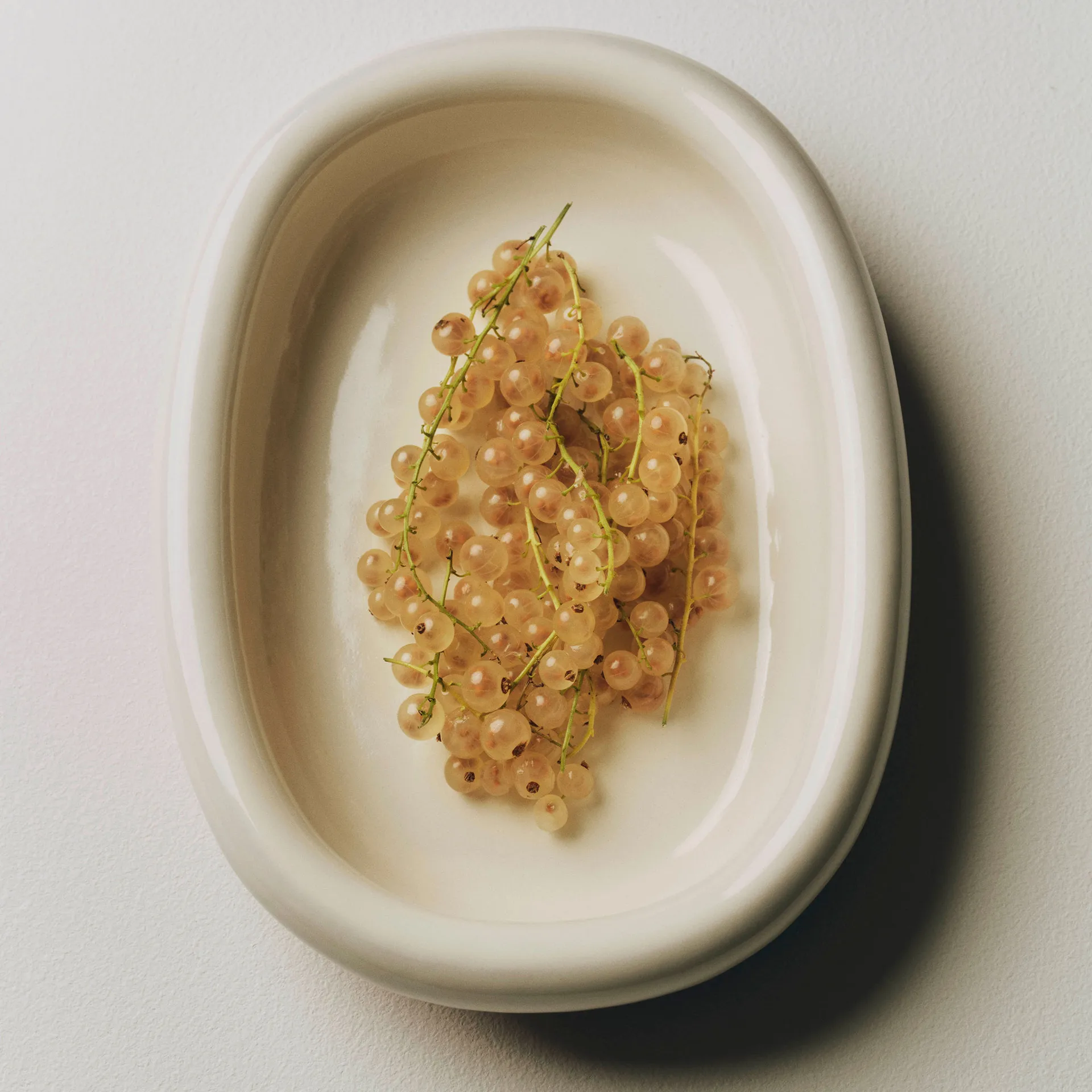 Barro ovalt serveringsfat, Off-white, large 27x36 cm HAY