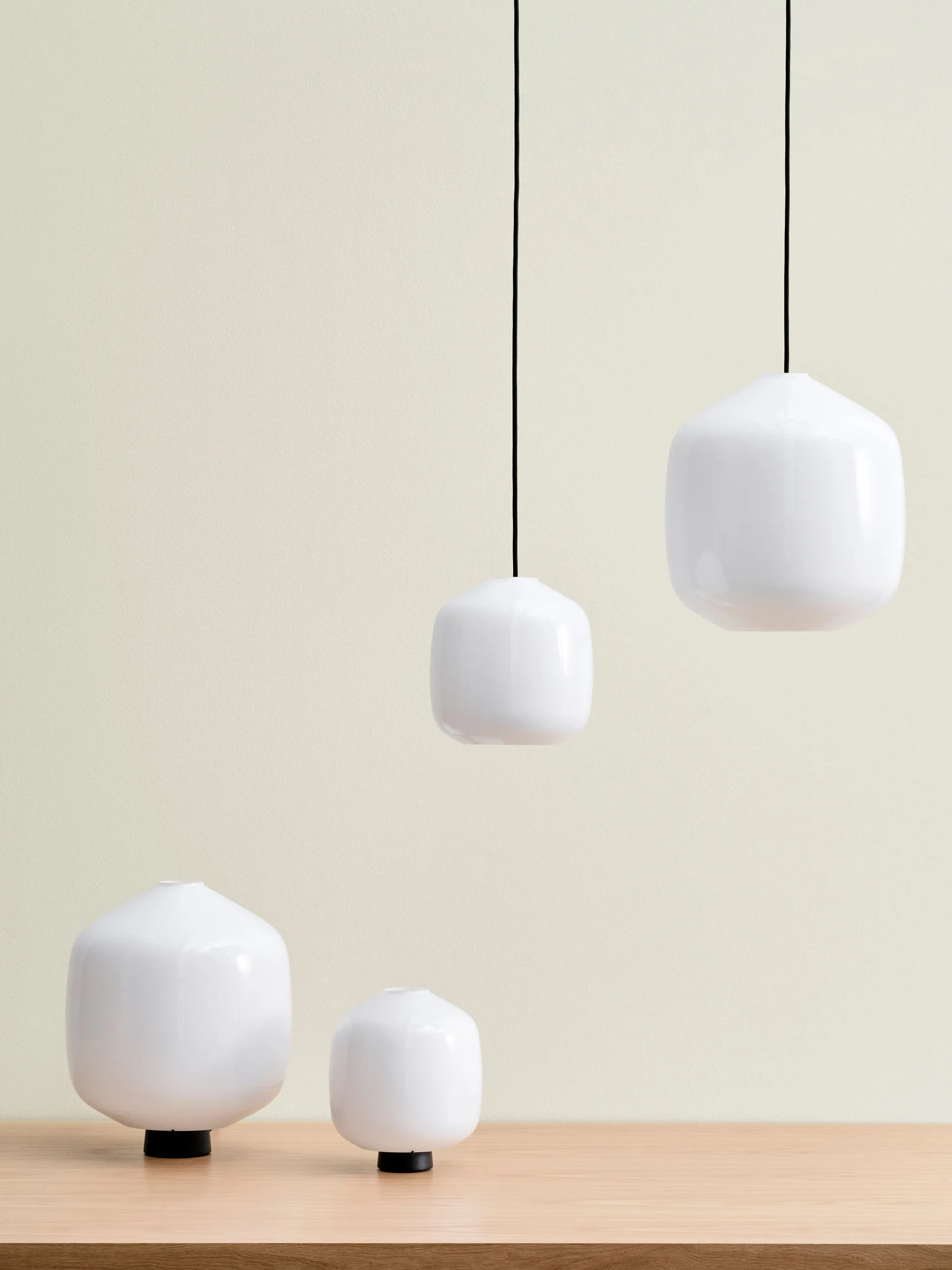 Buoy pendel Ø20 cm, Opal glass-anthracite blue HAY