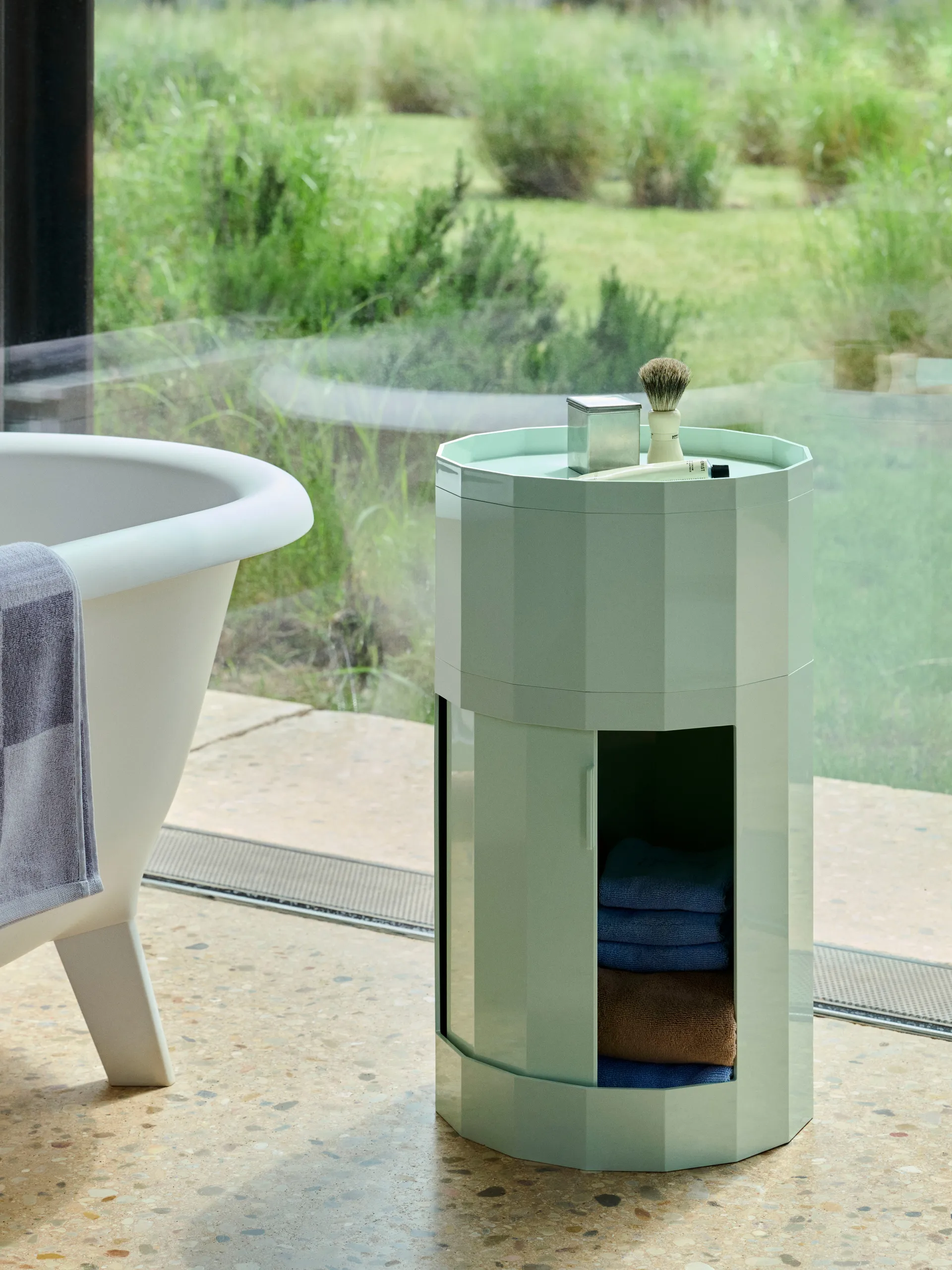 Facet Cabinet high sidebord føtter/hjul 66 cm, Soft mint HAY