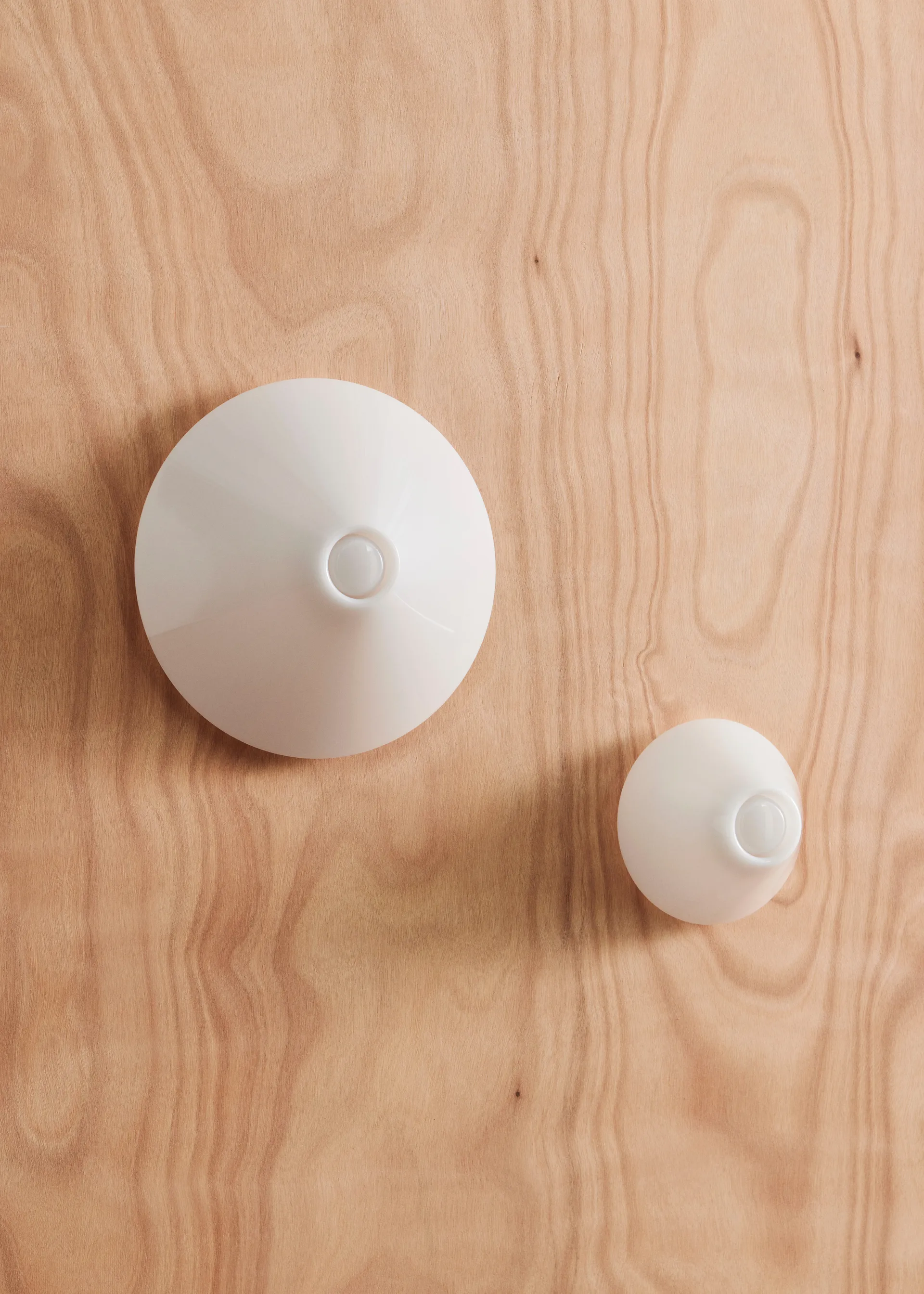 Ono Flush Mount vegglampe Ø20 cm, Opal acrylic HAY