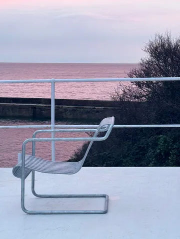 Palissade Cantilever Low loungestol - Hot galvanised steel - HAY