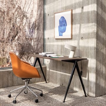 Pyramid 01 skrivebord - Oak matt lacqured-140x75cm-beige stål stativ - HAY