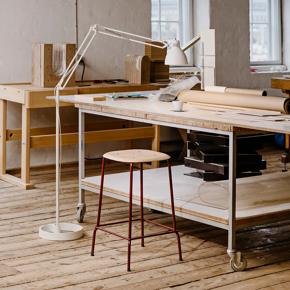 Soft Edge 30 lav barkrakk, Svart eik-svart stål understell HAY