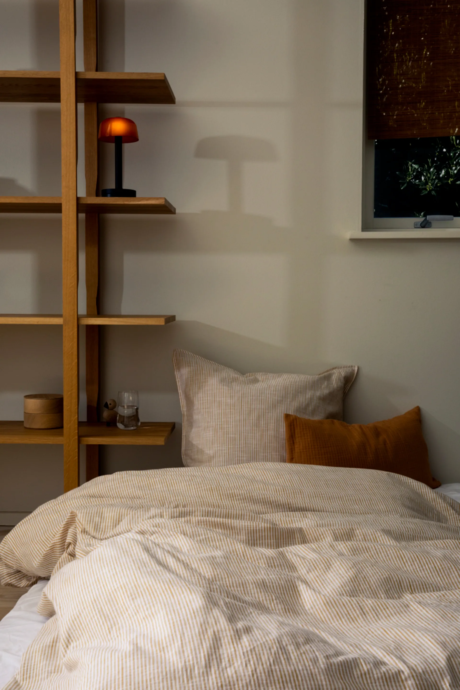 Monochrome Lines sengesett 200x220 cm, Okergul-hvit Juna