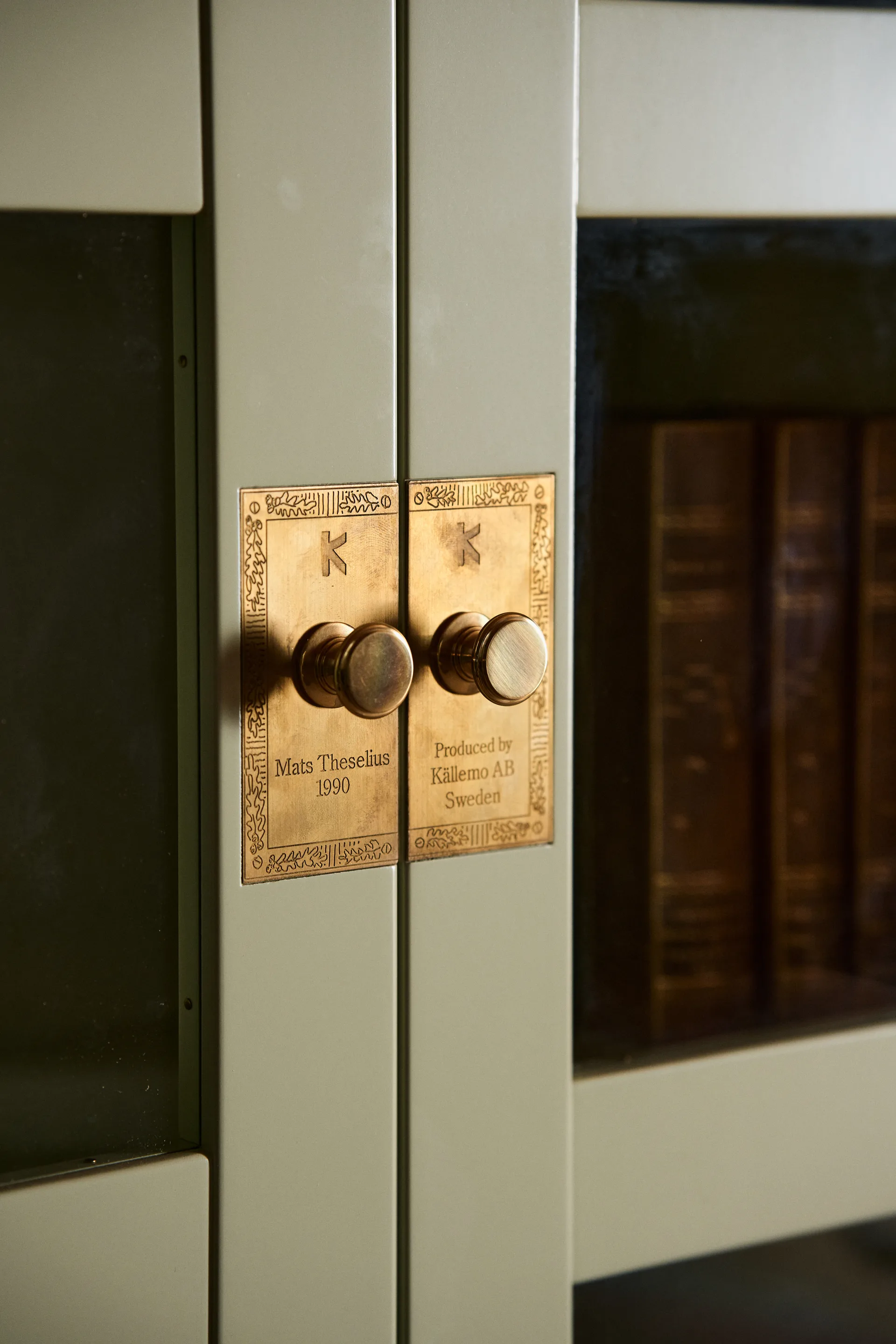 National Geographic bokskap, Gul-bøksokkel-messing Källemo