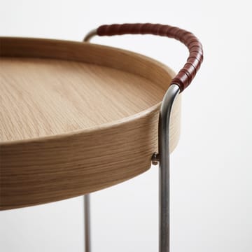 Trayo brettbord Ø40 cm eik - Kromunderstell, brunt lærhåndtak - Karl Andersson & Söner