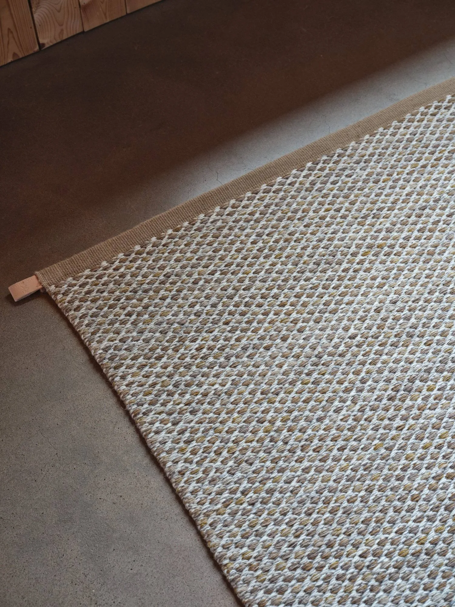 Ori ullteppe, 870 Honeycomb, 270x270 cm, med bakside Kasthall Ori ullteppe, 870 Honeycomb, 270x270 cm, med bakside Kasthall