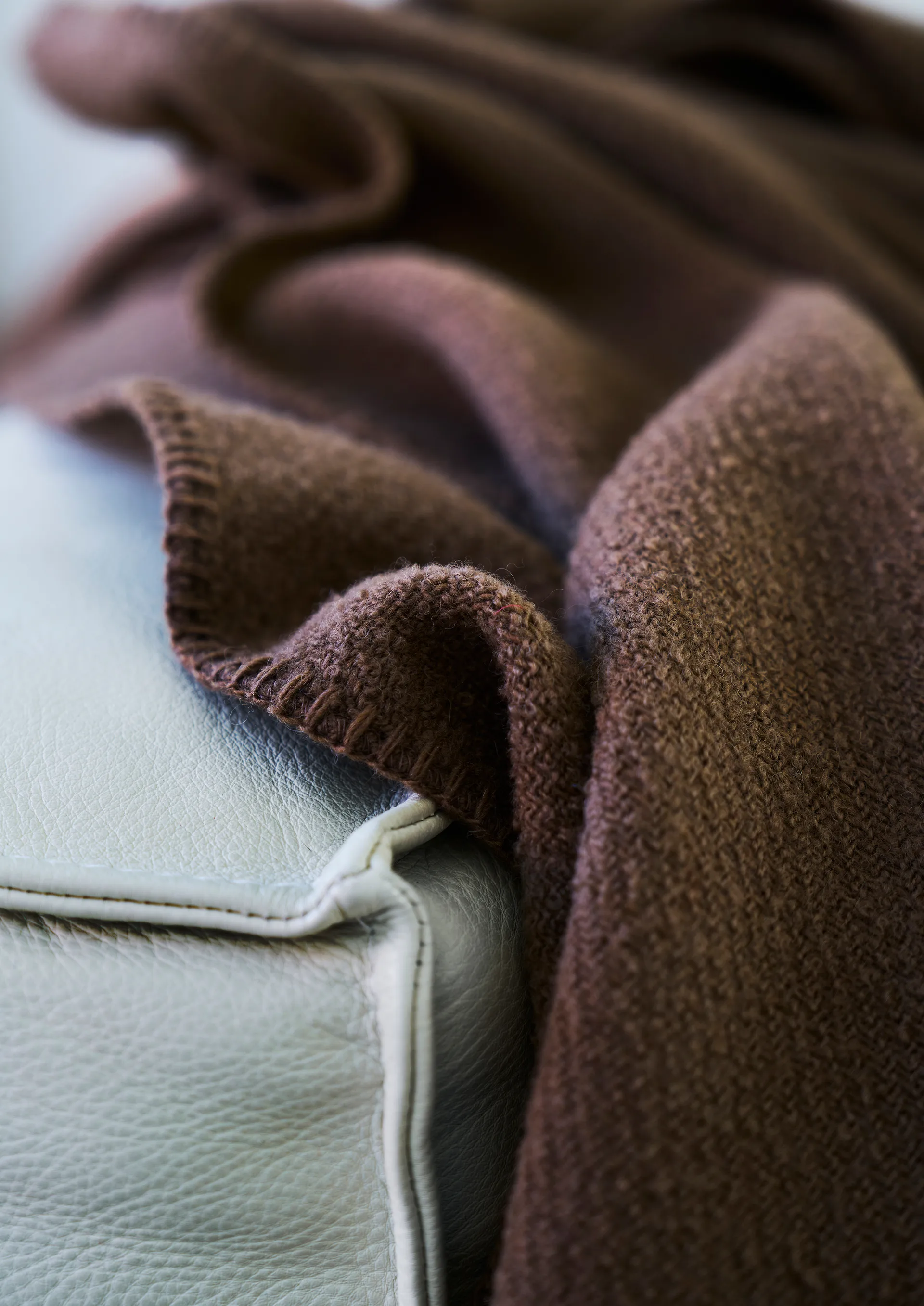 Bouclé ullpledd 140x200 cm, Mocha mousse Klippan Yllefabrik