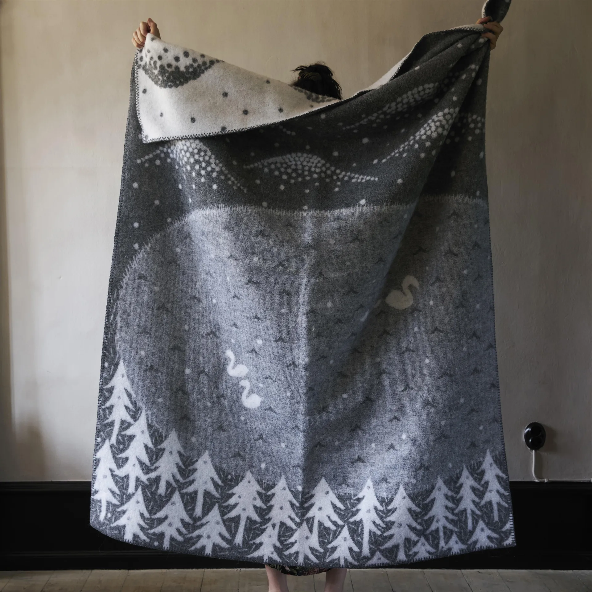 Lake in the valley pledd, grå Klippan Yllefabrik