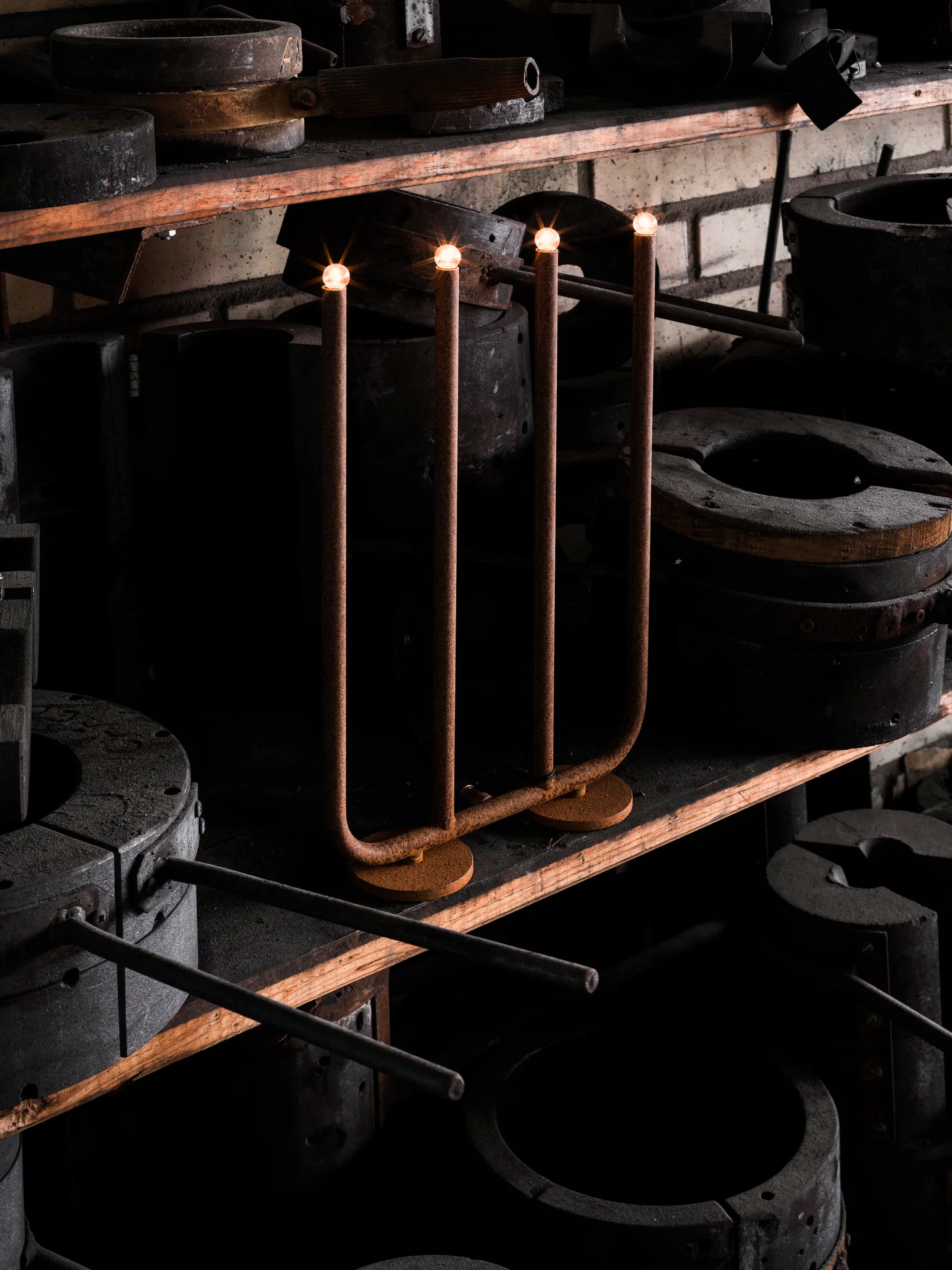 Desember Atelier 2023 lysestake, Rust Konsthantverk