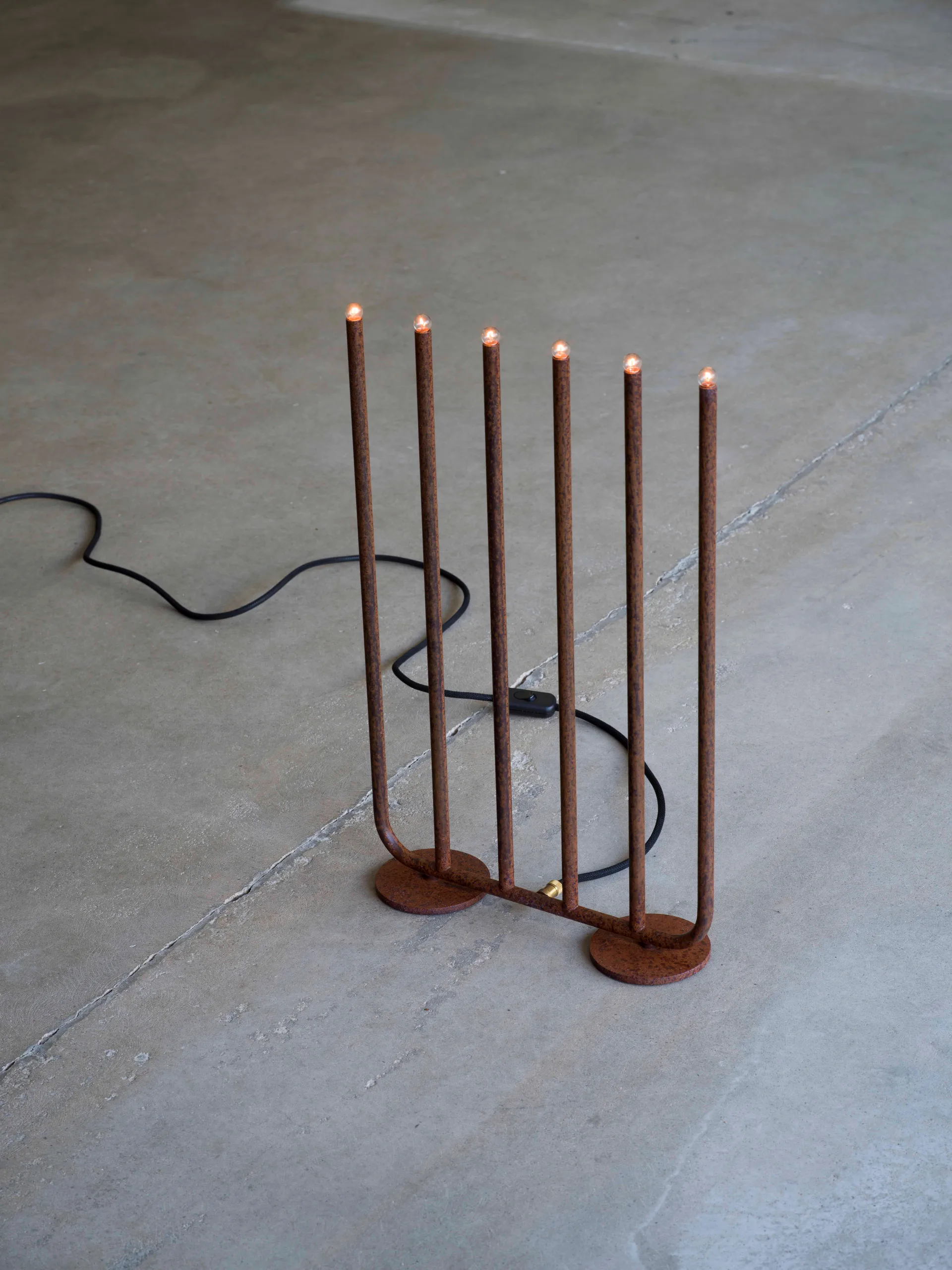 Desember Atelier 2023 lysestake, Rust Konsthantverk