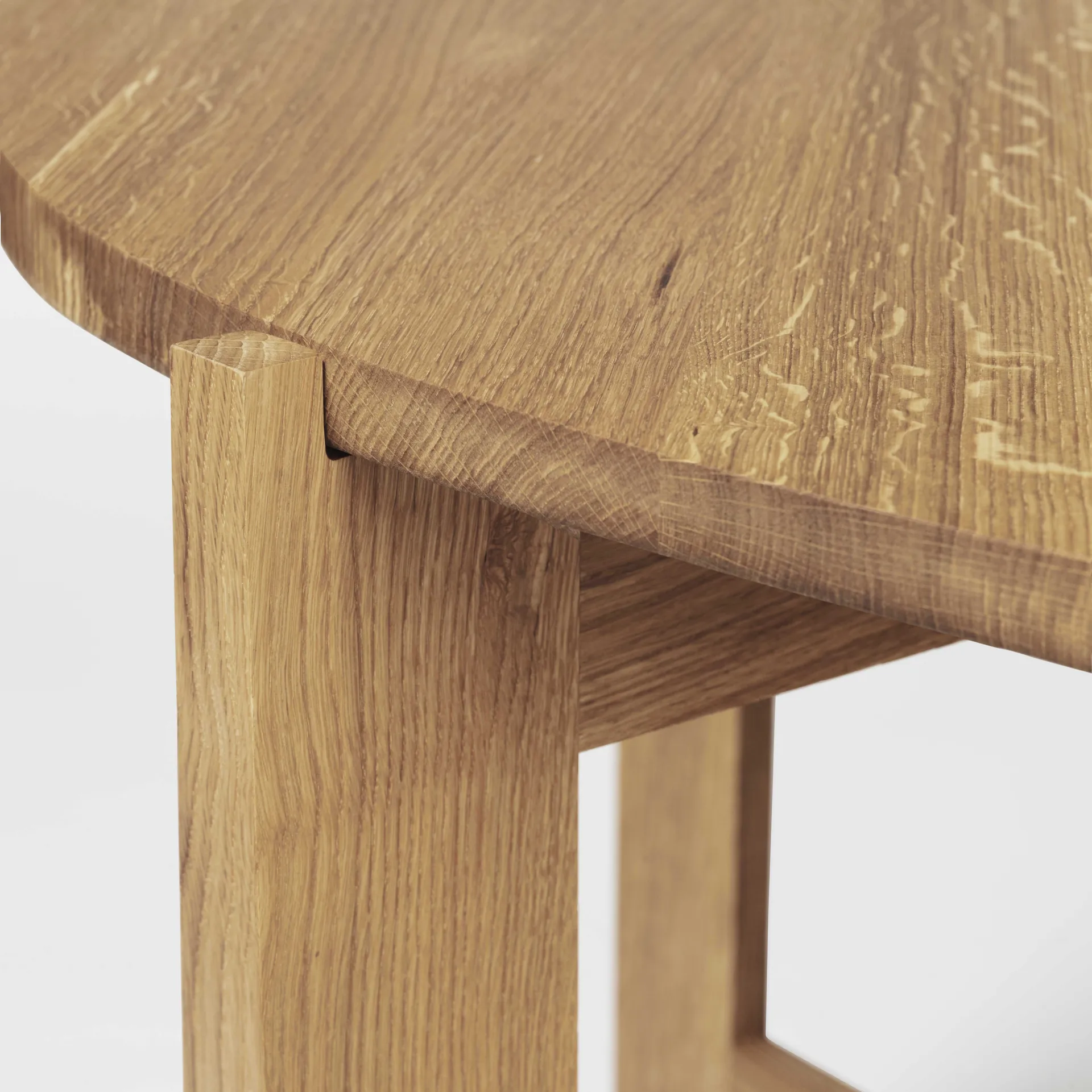 Collector spisebord Ø120x74 cm, Varm lakkert eik Kristina Dam Studio