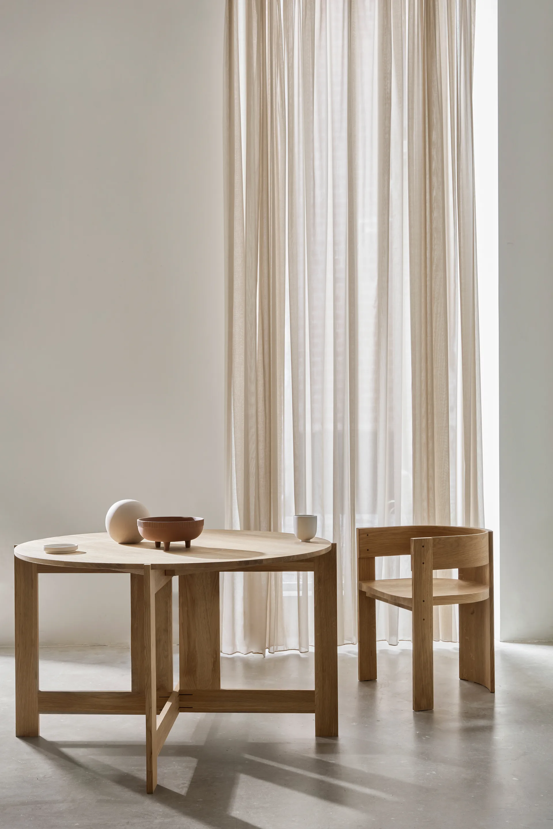 Collector spisebord Ø120x74 cm, Varm lakkert eik Kristina Dam Studio