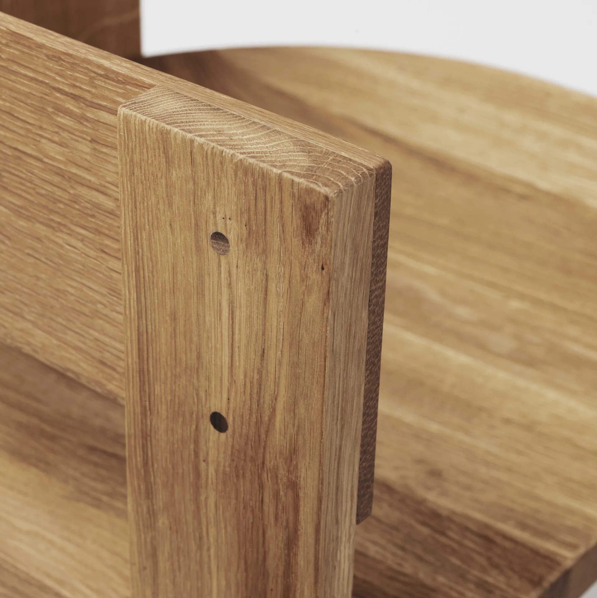 Collector stol, Varm lakkert eik-valnøtt Kristina Dam Studio