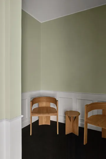 Collector stol - Varm lakkert eik-valnøtt - Kristina Dam Studio