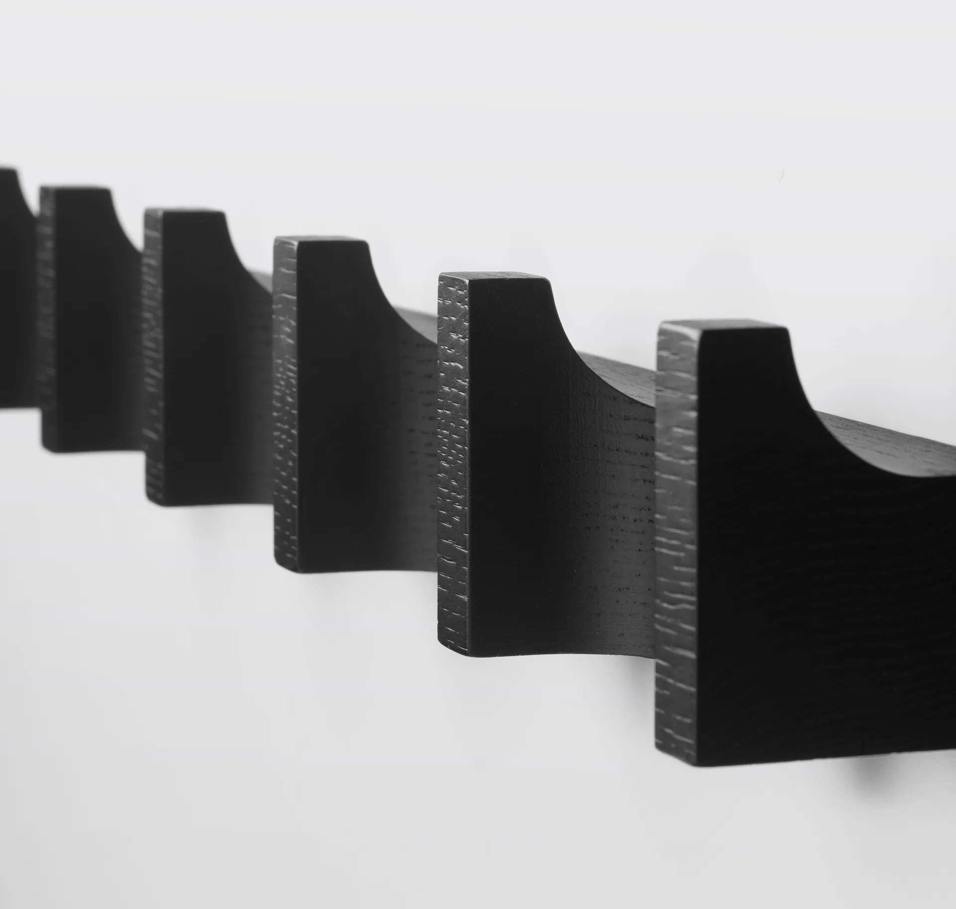 Column knaggrekke 49 cm, Svartlakkert eik Kristina Dam Studio