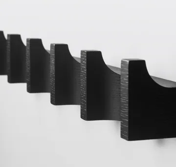 Column knaggrekke 49 cm - Svartlakkert eik - Kristina Dam Studio