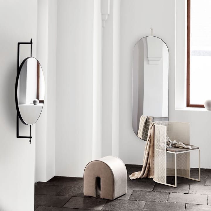 Curved sittepuff, Skinn black Kristina Dam Studio