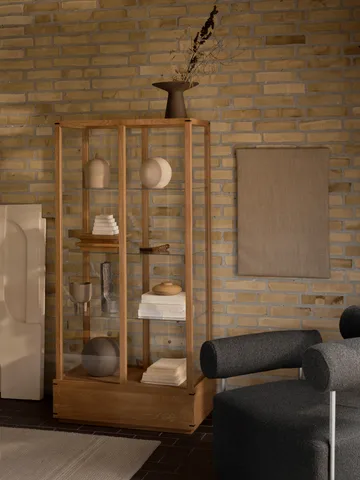 Japansk vitrineskap large - Varm oljet eik - Kristina Dam Studio