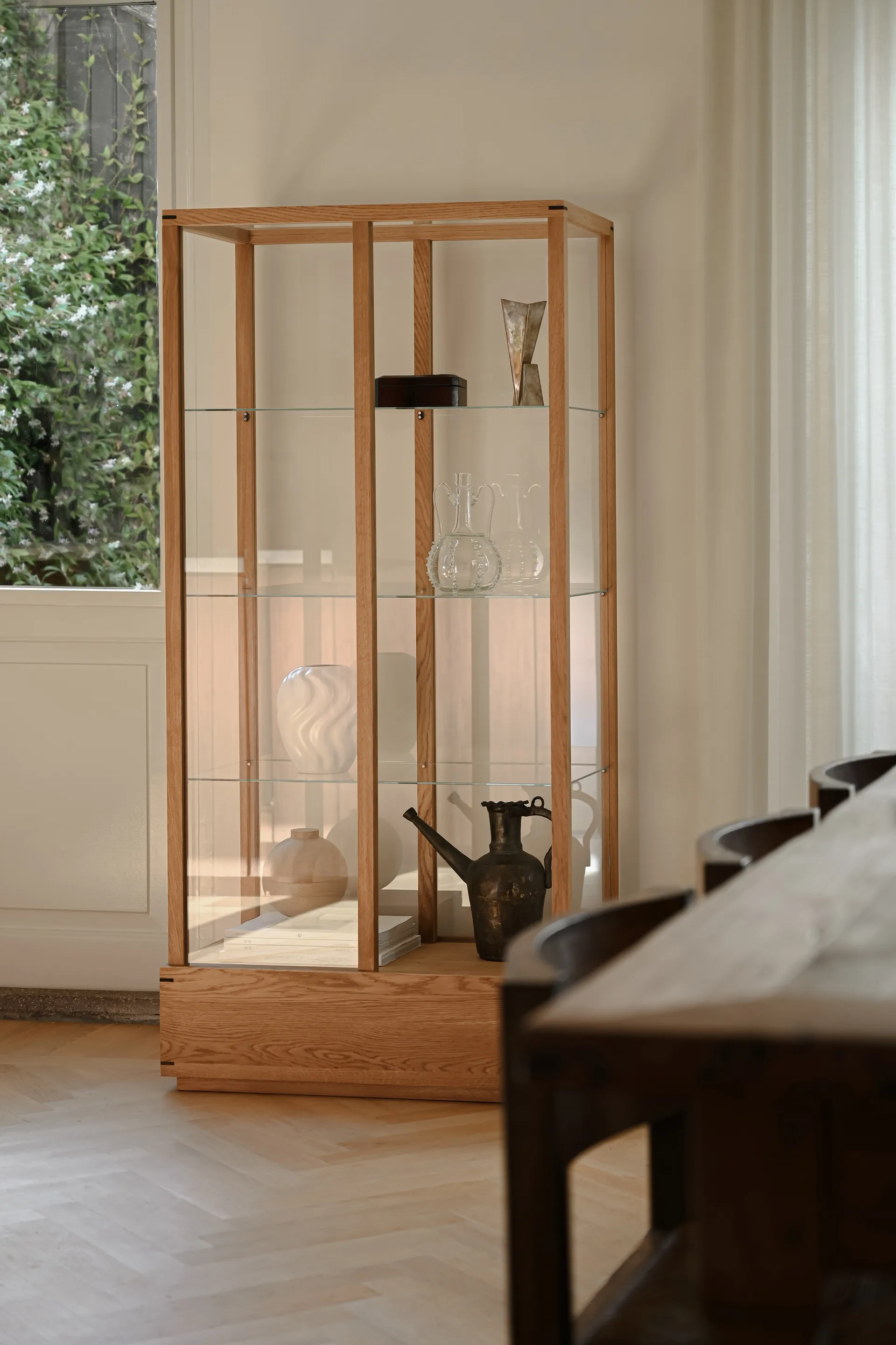 Japansk vitrineskap large, Varm oljet eik Kristina Dam Studio