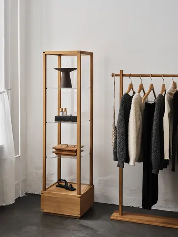 Japansk vitrineskap medium - Varm oljet eik - Kristina Dam Studio