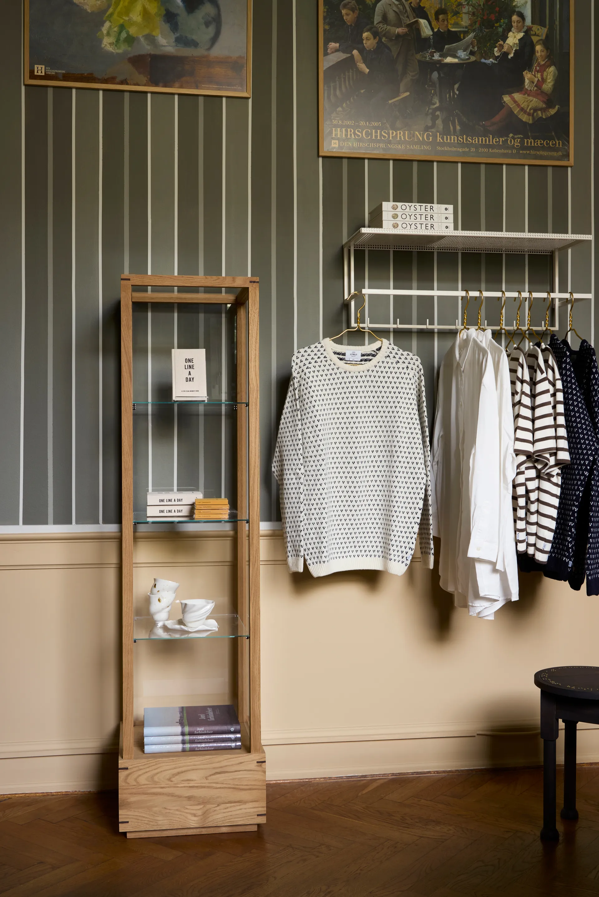 Japansk vitrineskap medium, Varm oljet eik Kristina Dam Studio