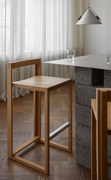 Outline barstol 75 cm - Varm lakkert eik-børstet stål - Kristina Dam Studio
